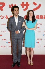 玉山鉄二とシャーロット・ケイト・フォックス、NHK連続テレビ小説「マッサン」の主役夫婦発表記者会見にて