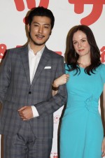 玉山鉄二とシャーロット・ケイト・フォックス、NHK連続テレビ小説「マッサン」の主役夫婦発表記者会見にて