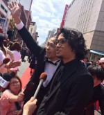 沖縄国際映画祭のレッドカーペットイベントに田中聖と品川ヒロシ監督が登場