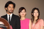 『ニシノユキヒコの恋と冒険』初日舞台あいさつに出席した竹野内豊、尾野真千子、木村文乃