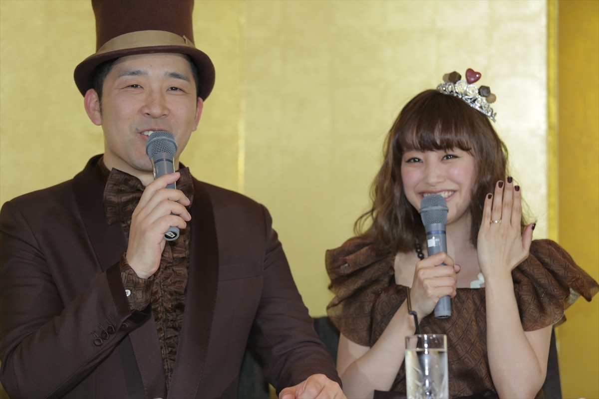 高橋愛、あべこうじとの結婚会見で「私から好きになった」と逆プロポーズを告白