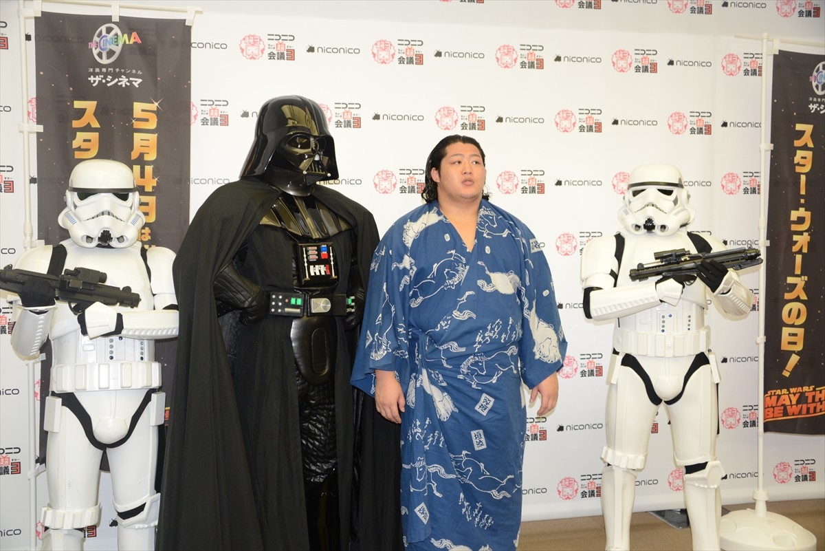 ＜ニコニコ超会議3＞『スター・ウォーズ』のダース・ベイダー降臨、イケメン力士・遠藤関を激励！