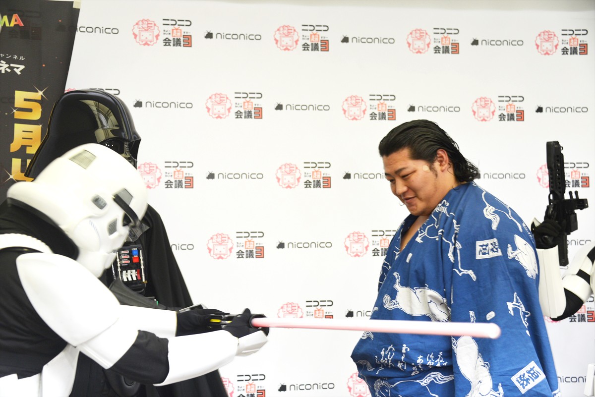 ＜ニコニコ超会議3＞『スター・ウォーズ』のダース・ベイダー降臨、イケメン力士・遠藤関を激励！