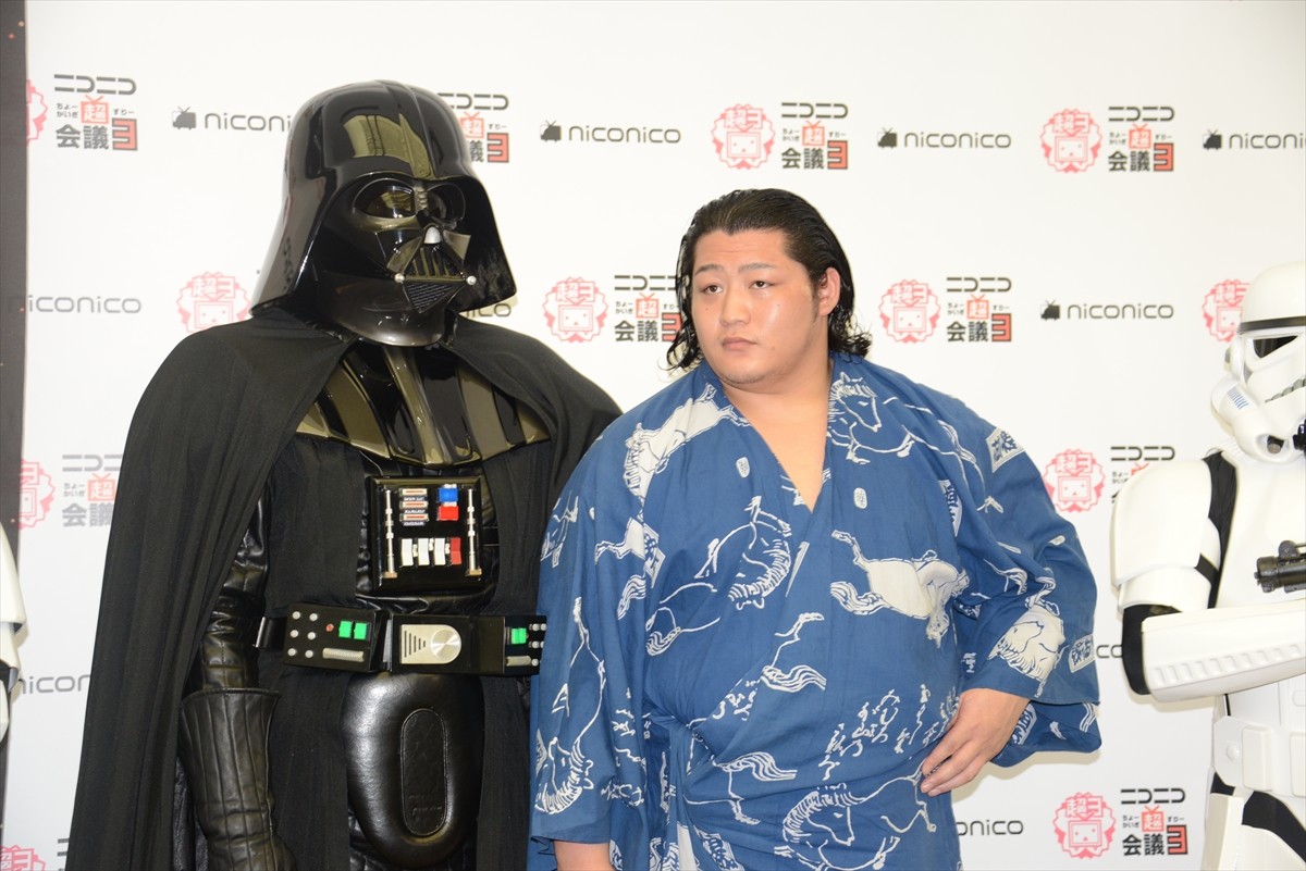 ＜ニコニコ超会議3＞『スター・ウォーズ』のダース・ベイダー降臨、イケメン力士・遠藤関を激励！