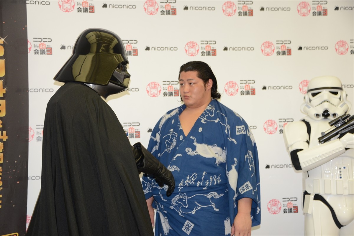 ＜ニコニコ超会議3＞『スター・ウォーズ』のダース・ベイダー降臨、イケメン力士・遠藤関を激励！