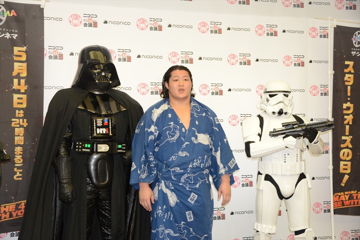 ＜ニコニコ超会議3＞『スター・ウォーズ』のダース・ベイダー降臨、イケメン力士・遠藤関を激励！