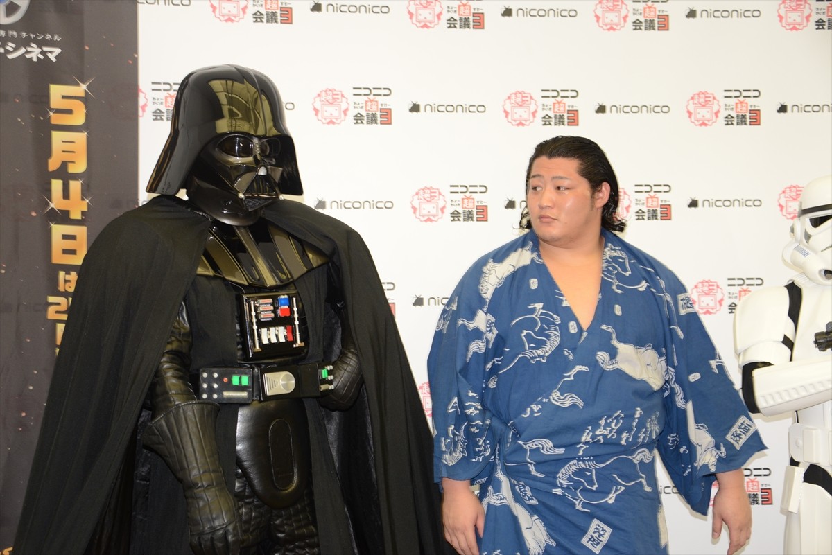 ＜ニコニコ超会議3＞『スター・ウォーズ』のダース・ベイダー降臨、イケメン力士・遠藤関を激励！