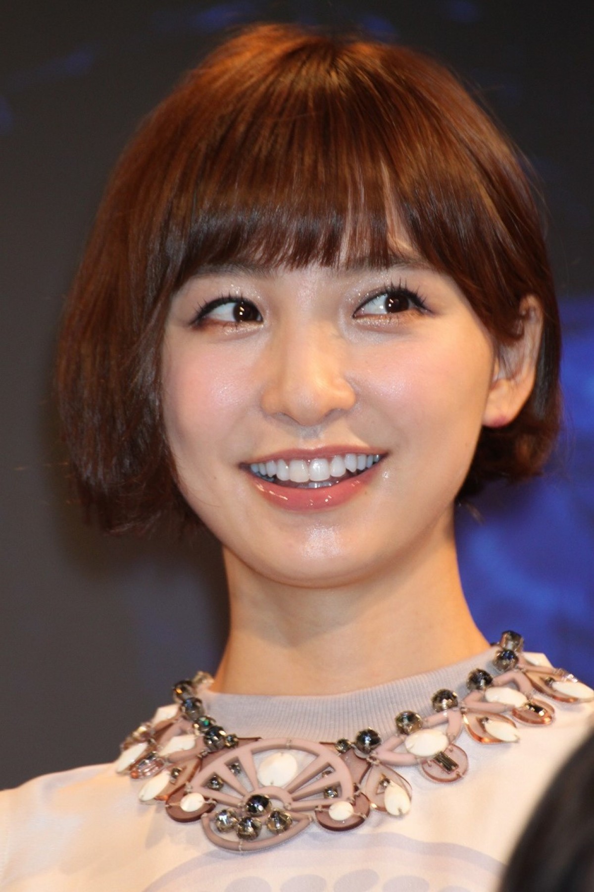 篠田麻里子、遠藤憲一からプレゼント攻撃!?　『家族狩り』共演者はブーイング