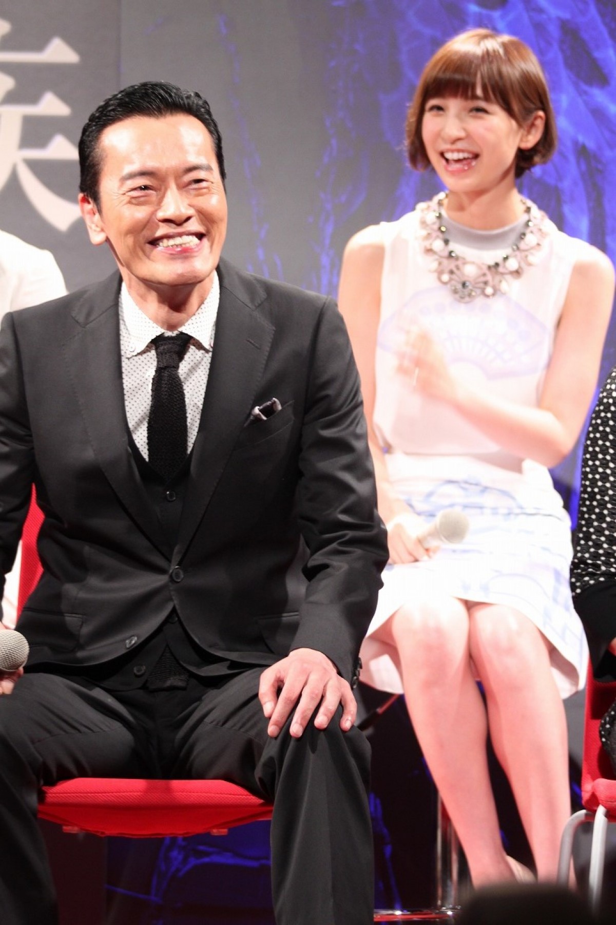 篠田麻里子、遠藤憲一からプレゼント攻撃!?　『家族狩り』共演者はブーイング