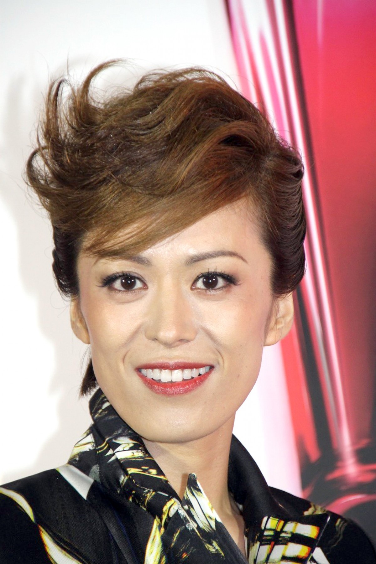 菊地凛子、真紅のドレスで圧倒的な存在感！蘭寿とむ、秋元梢ら“美の女神”たちが登場