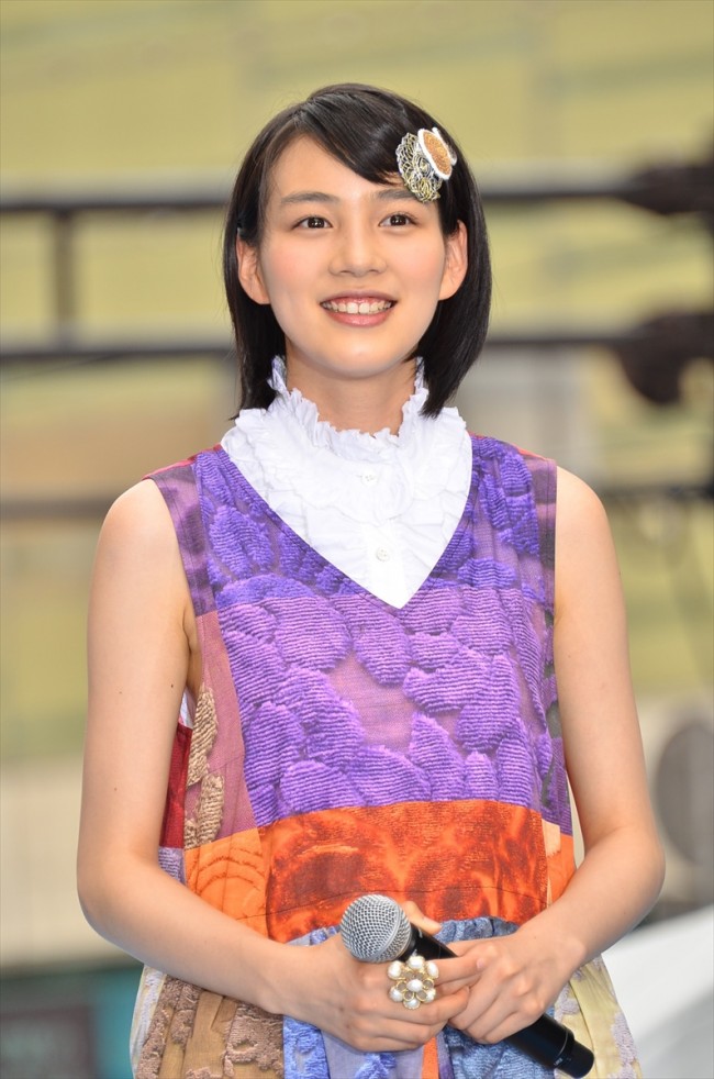 キラキラとした瞳でブルーカーペットを歩く能年玲奈