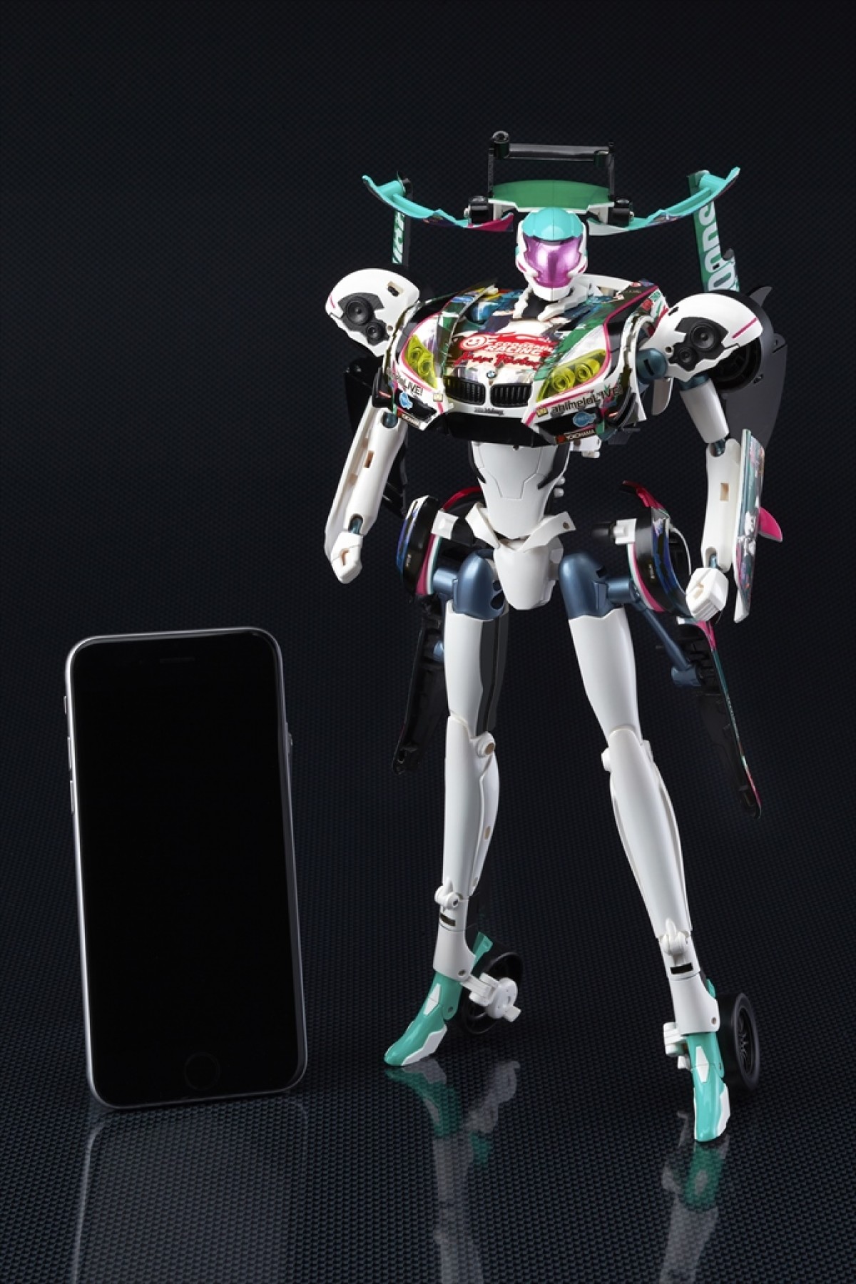 “初音ミク”レースカーが変形ロボットに！『マクロス』河森正治デザインでフィギュア化