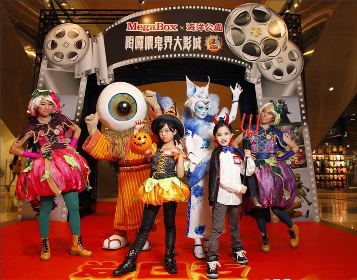 キョンシーとドラえもんが共演!?　香港テーマパークのハロウィンイベントがカオス