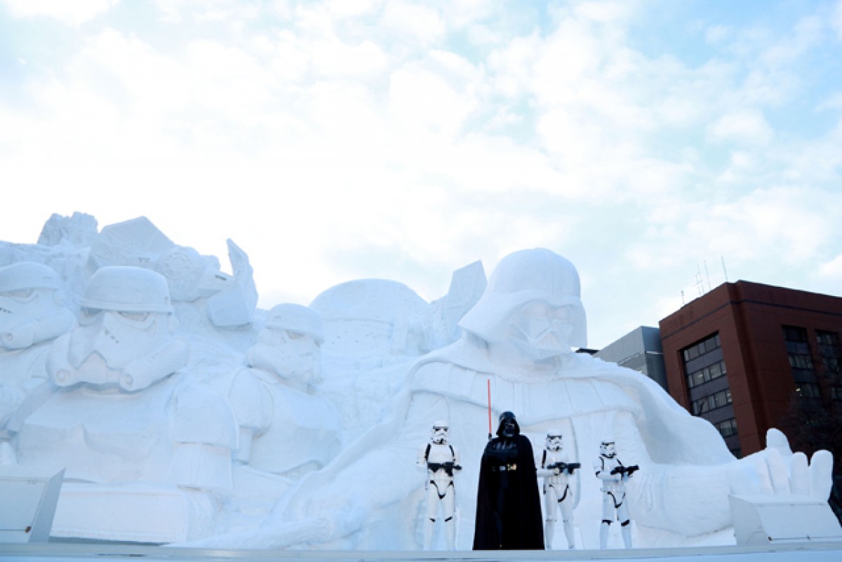 ダース・ベイダーの巨大雪像が初お目見え！「さっぽろ雪まつり」でファン熱狂