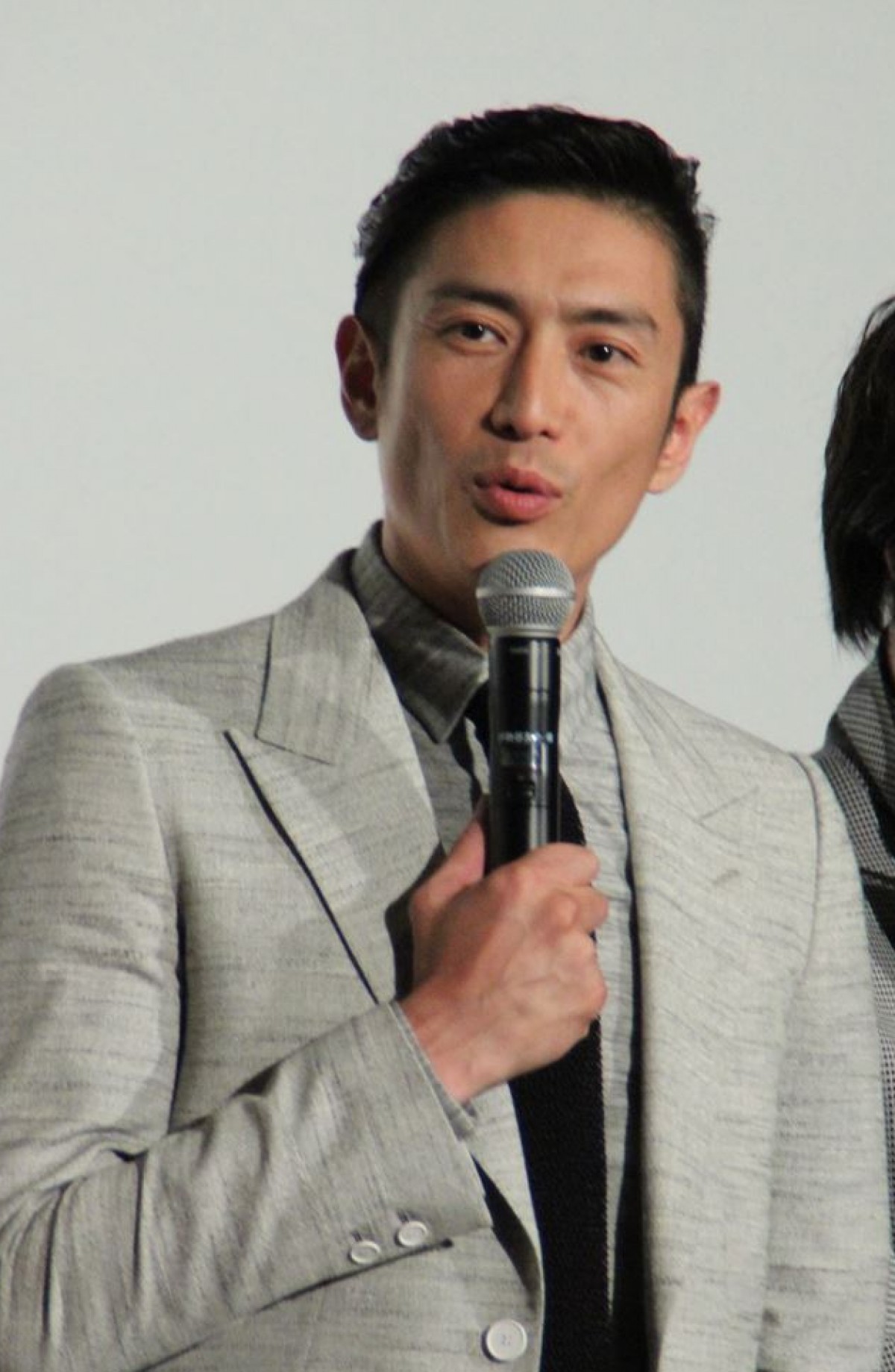 綾野剛、山田孝之と謎の入籍宣言「俺はお前のことを色々知っている」