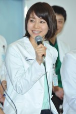 『医師たちの恋愛事情』記者会見に登場した石田ゆり子