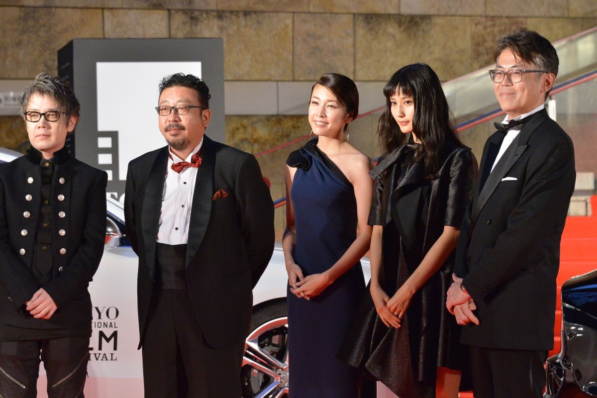 ＜TIFF2015＞竹内結子、セクシーな肩出しドレス披露　橋本愛と美の競演