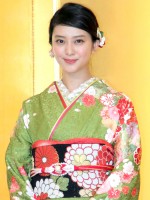 武井咲「いい年を迎えられそう」2016年に期待　剛力彩芽、忽那汐里らと晴れ着披露