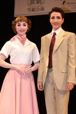 宝塚歌劇・雪組公演『ローマの休日』制作発表会に登場した早霧せいなと咲妃みゆ