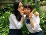 松井珠理奈＆吉岡里帆、初々しい制服姿でピース