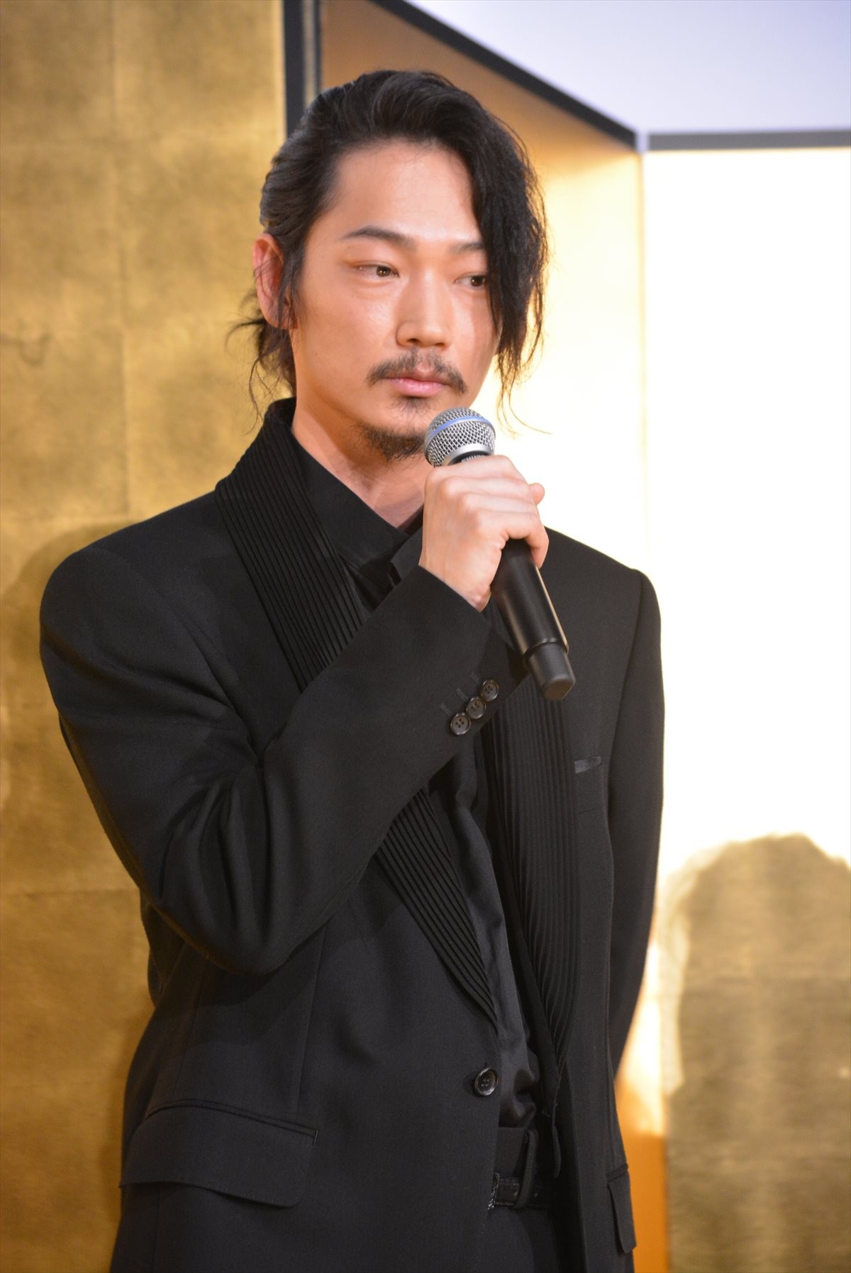 綾野剛、キャバクラに「俺も行きたい」発言で会場ザワつく