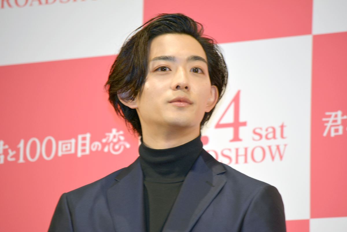 坂口健太郎、交際報道後初の公の場に登場　「恋をしてほしい」とニッコリ