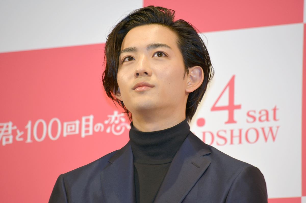 坂口健太郎、交際報道後初の公の場に登場　「恋をしてほしい」とニッコリ