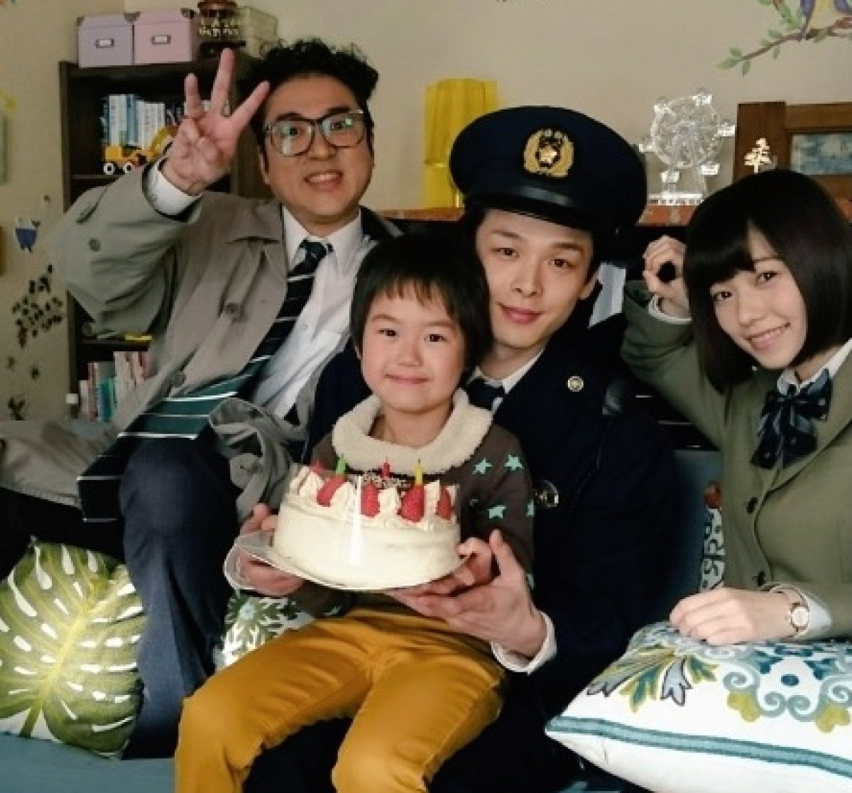 ムロツヨシや島崎遥香らに誕生日を祝ってもらった中村倫也（中央）