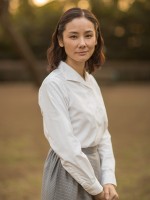 『破獄』にて浦田進（ビートたけし）の娘・浦田美代子役と作品のナレーションを務める吉田羊