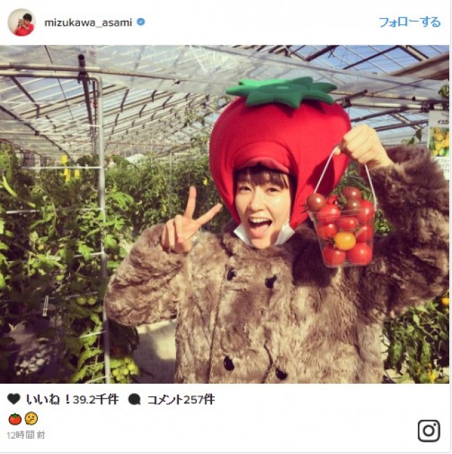 水川あさみ、トマトの被りモノ姿で“トマト狩り”「かわいすぎ」　※「水川あさみ」インスタグラム