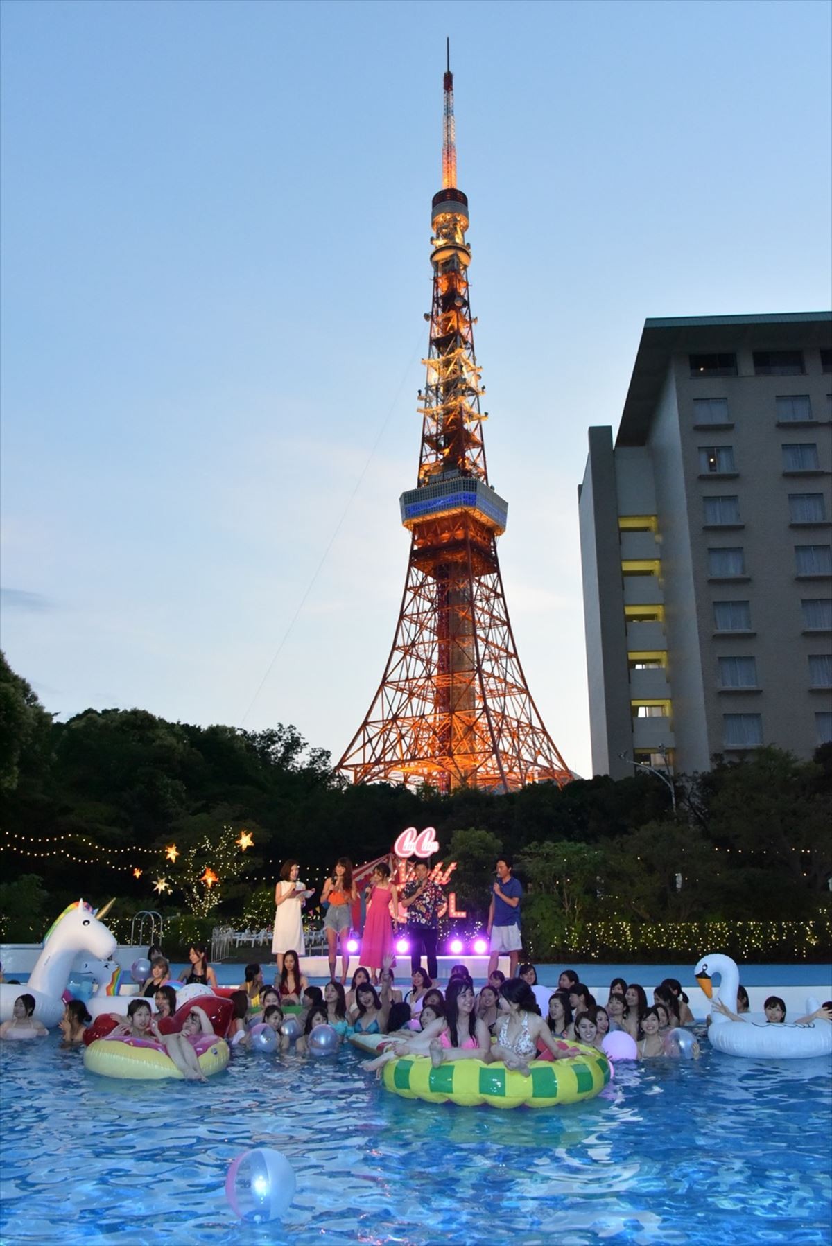 久松郁実、水着ファッションで魅了！ ナイトプールに「いつか恋人と行けたら」