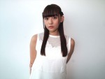 浅川梨奈、『人狼ゲーム マッドランド』インタビューの様子