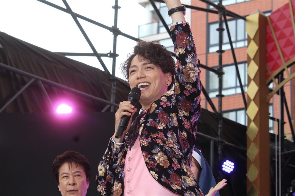 山崎育三郎、「全て出しきってます」歌・ダンス・派手衣装で初主演作を熱演