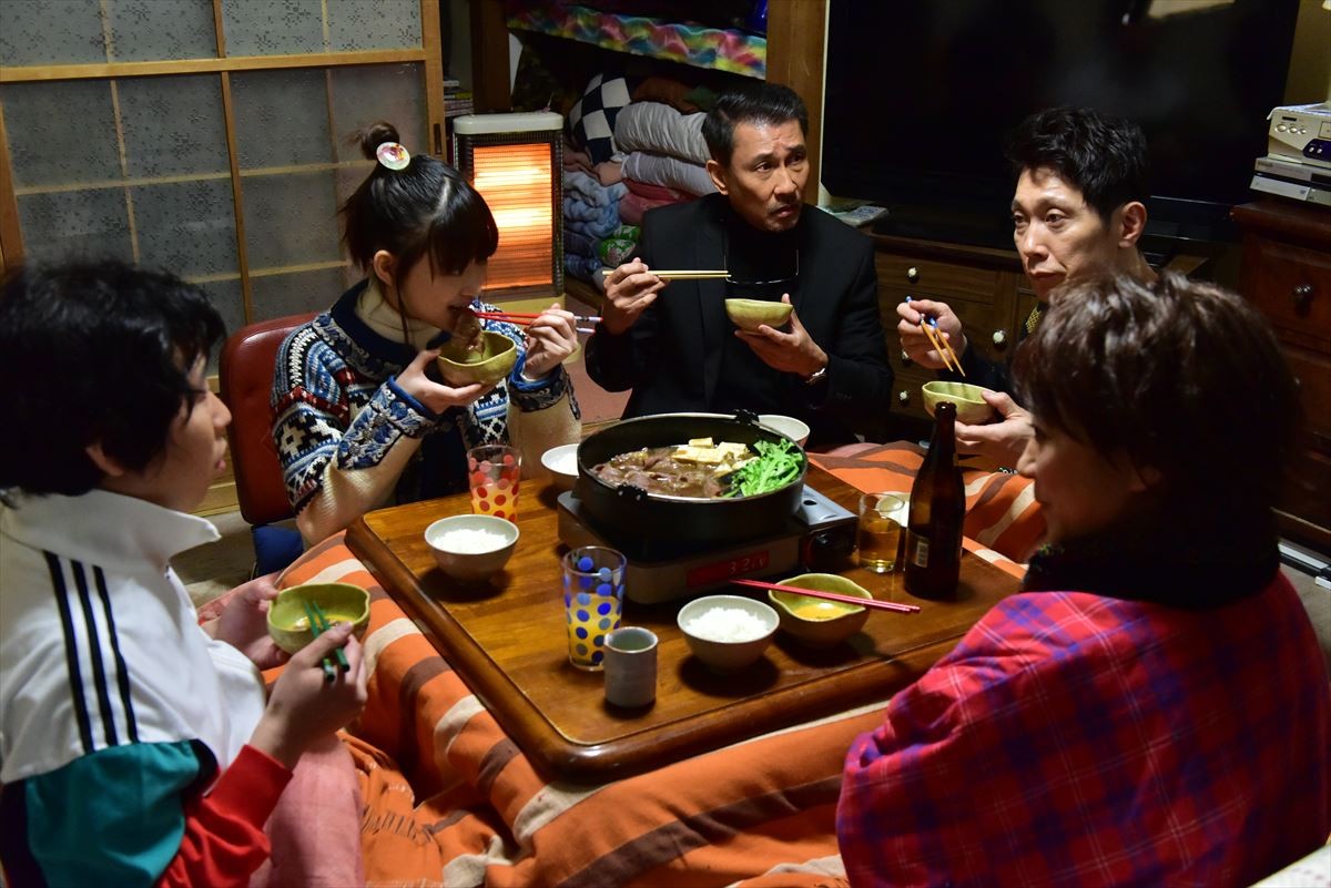 中井貴一＆佐々木蔵之介、こたつで“鍋パ” 『嘘八百』新場面写真が解禁