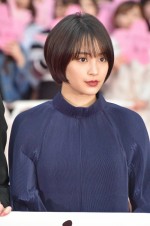 『ラプラスの魔女』完成披露記念イベントに登場した広瀬すず