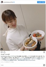 深田恭子、おでんを両手に満面スマイル　※「深田恭子」インスタグラム