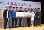 テレビ東京『青春高校3年C組』記者会見にて、左から千鳥、三四郎、おぎやはぎ、バカリズム、NGT48・中井りか、ノブナガ