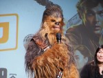 『ハン・ソロ／スター・ウォーズ・ストーリー』来日記者会見に出席したチューバッカ