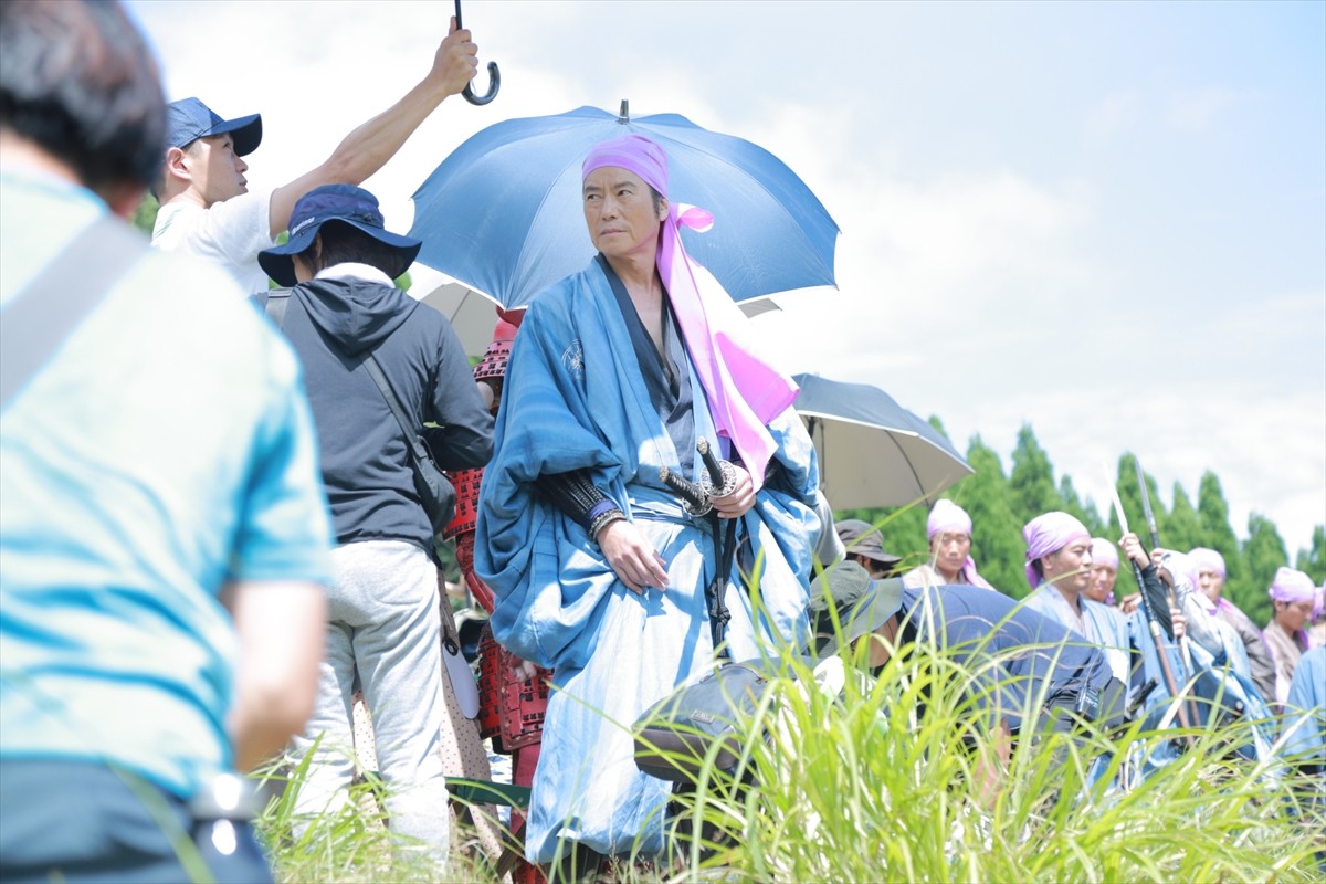 豊川悦司、粘着質な上司を“男色”風に演じる『パンク侍、斬られて候』