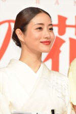 ドラマ『高嶺の花』記者会見に出席した石原さとみ