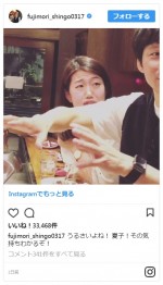 次第に横澤へズームしていく藤森の動画 ※「藤森慎吾」インスタグラム