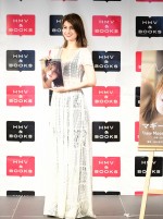 3rd写真集『new Moon』発売記念イベントに登場したマギー