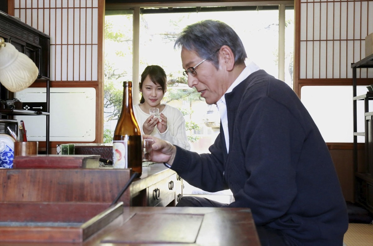 川栄李奈、大杉漣と酒を飲み交わす　映画『恋のしずく』新場面写真解禁