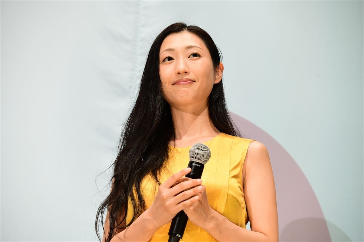 小泉今日子は「ツナグ女」 新婚の前田敦子は「猫といる女です」