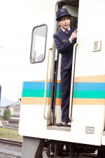 【写真】有村架純、制服姿で鉄道運転手の研修 『かぞくいろ』新場面カット到着