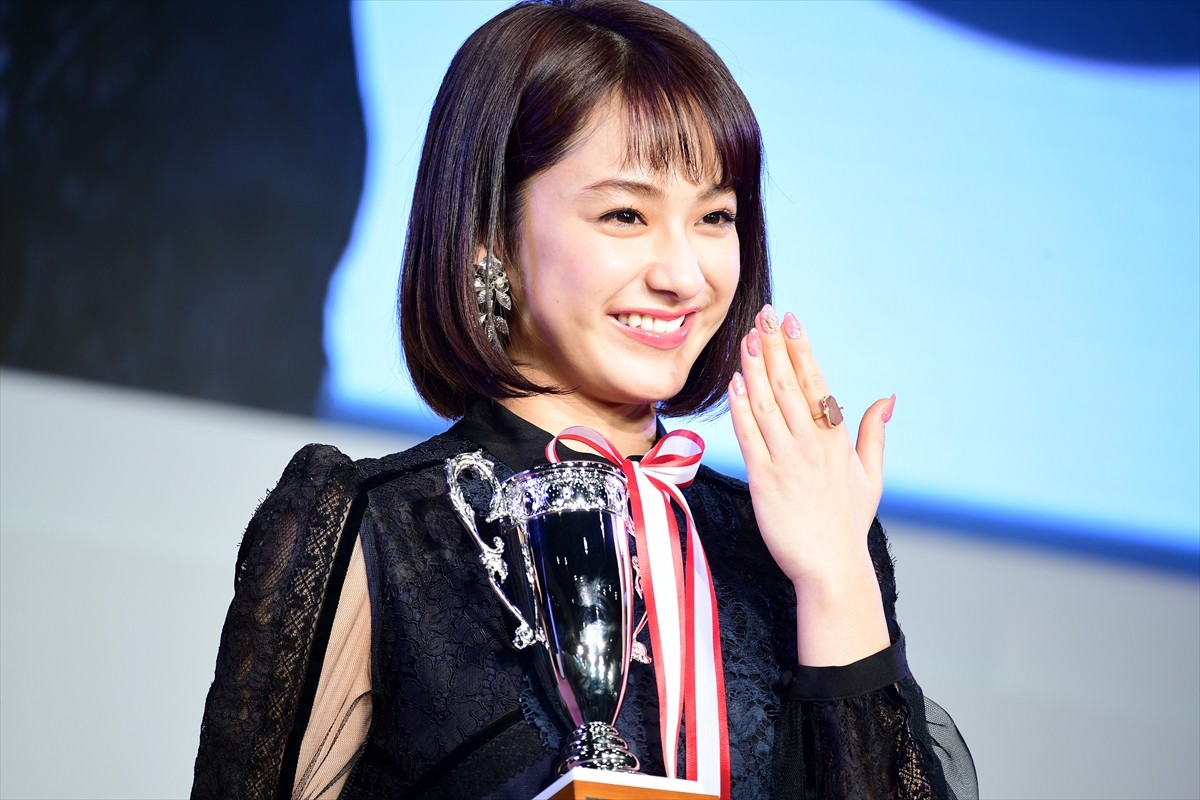 平祐奈、10代最後の日のネイルは“羽”「20代に羽ばたけるように」