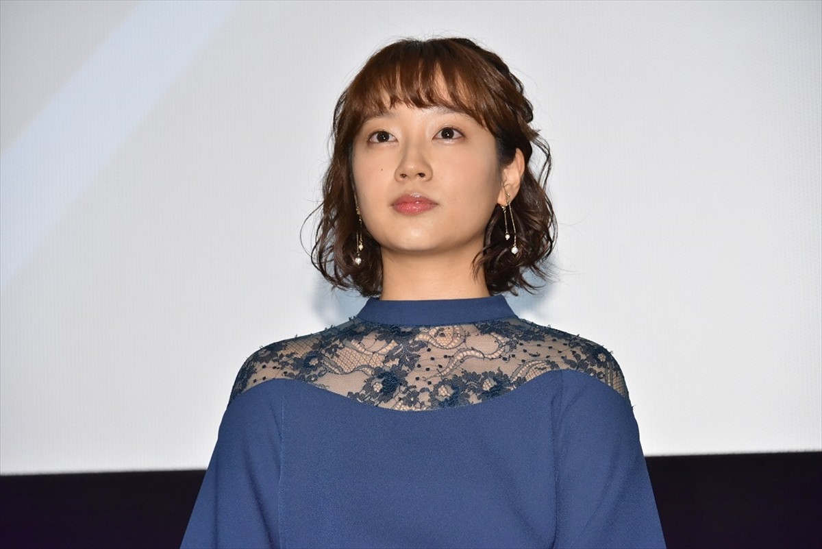 真野恵里菜、思わず号泣！ 紆余曲折あった主演映画完成披露で