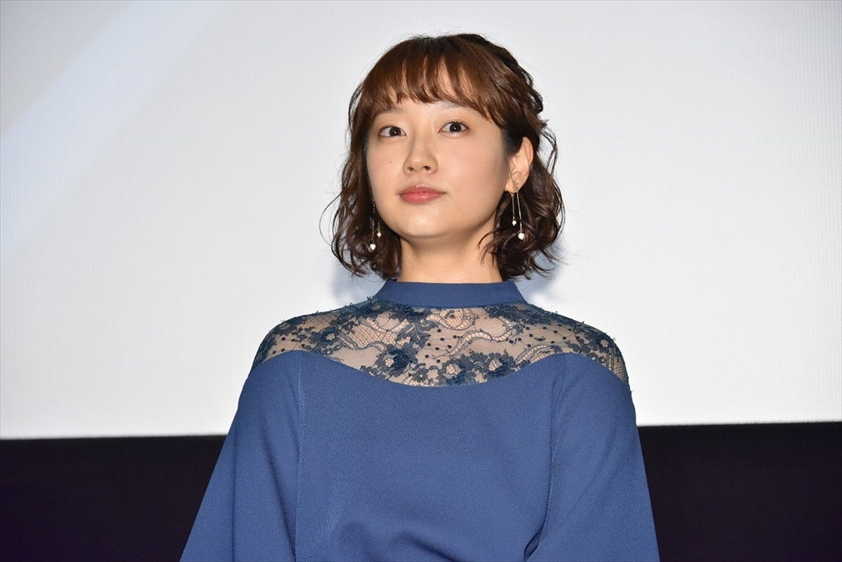 真野恵里菜、思わず号泣！ 紆余曲折あった主演映画完成披露で