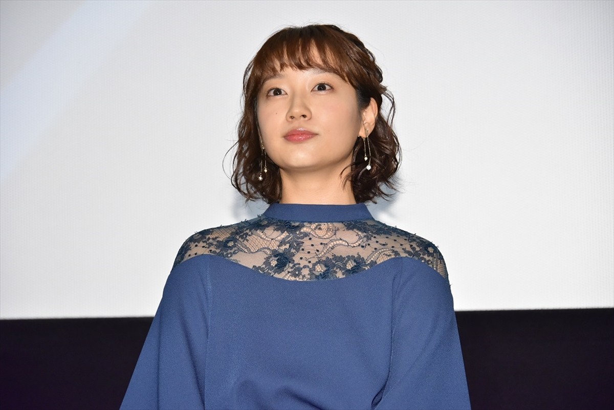 真野恵里菜、思わず号泣！ 紆余曲折あった主演映画完成披露で