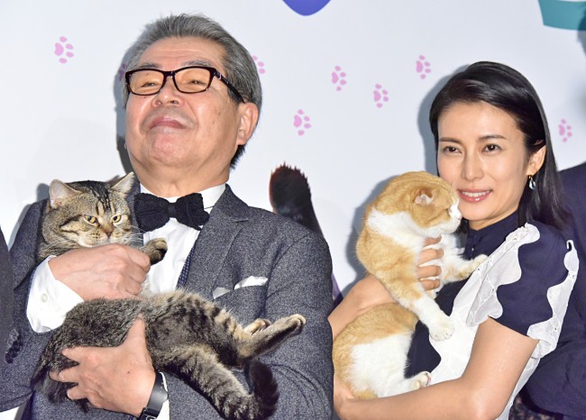 （左から）映画『ねことじいちゃん』初日舞台挨拶に登場した立川志の輔、柴咲コウ